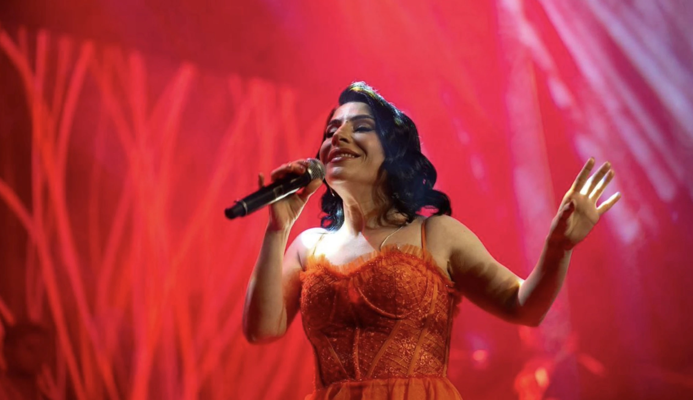 Featured promotional photograph of Rojda